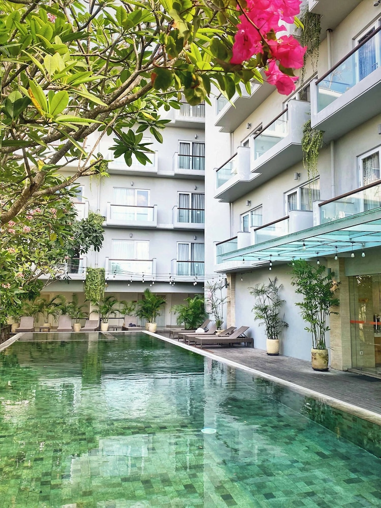 Kuta Galleria Hotel 63/69