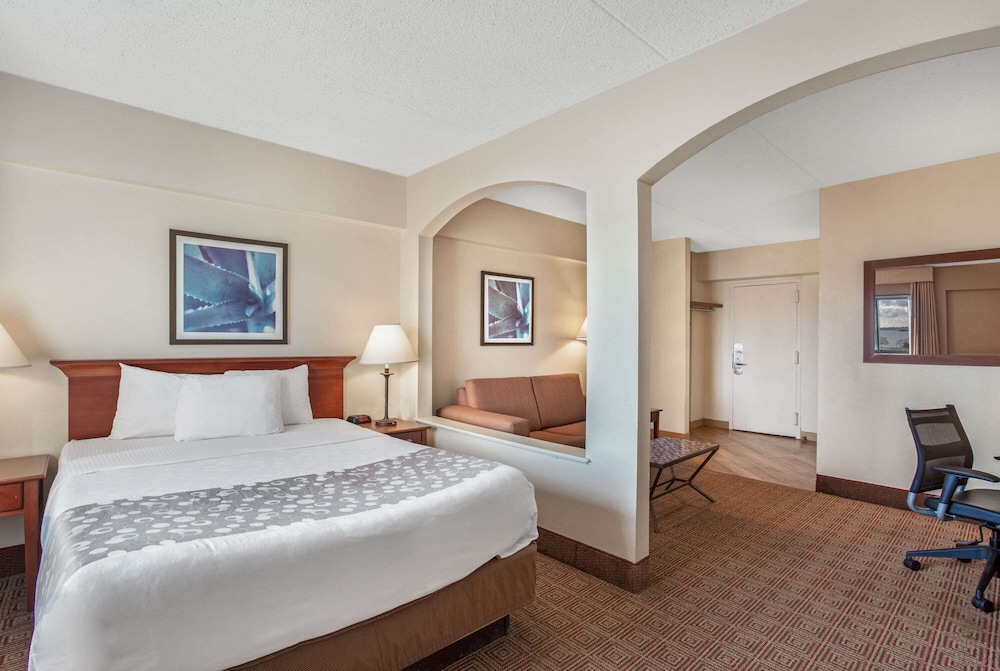La Quinta Inn & Suites by Wyndham New Haven 15/49