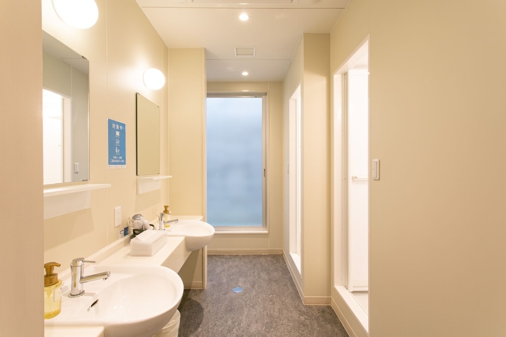 MIXED DORM, SHARED BATHROOM