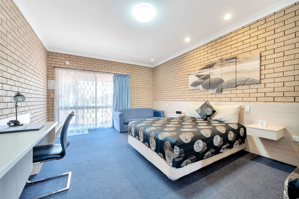 Warwick Settlers Inn 24/27