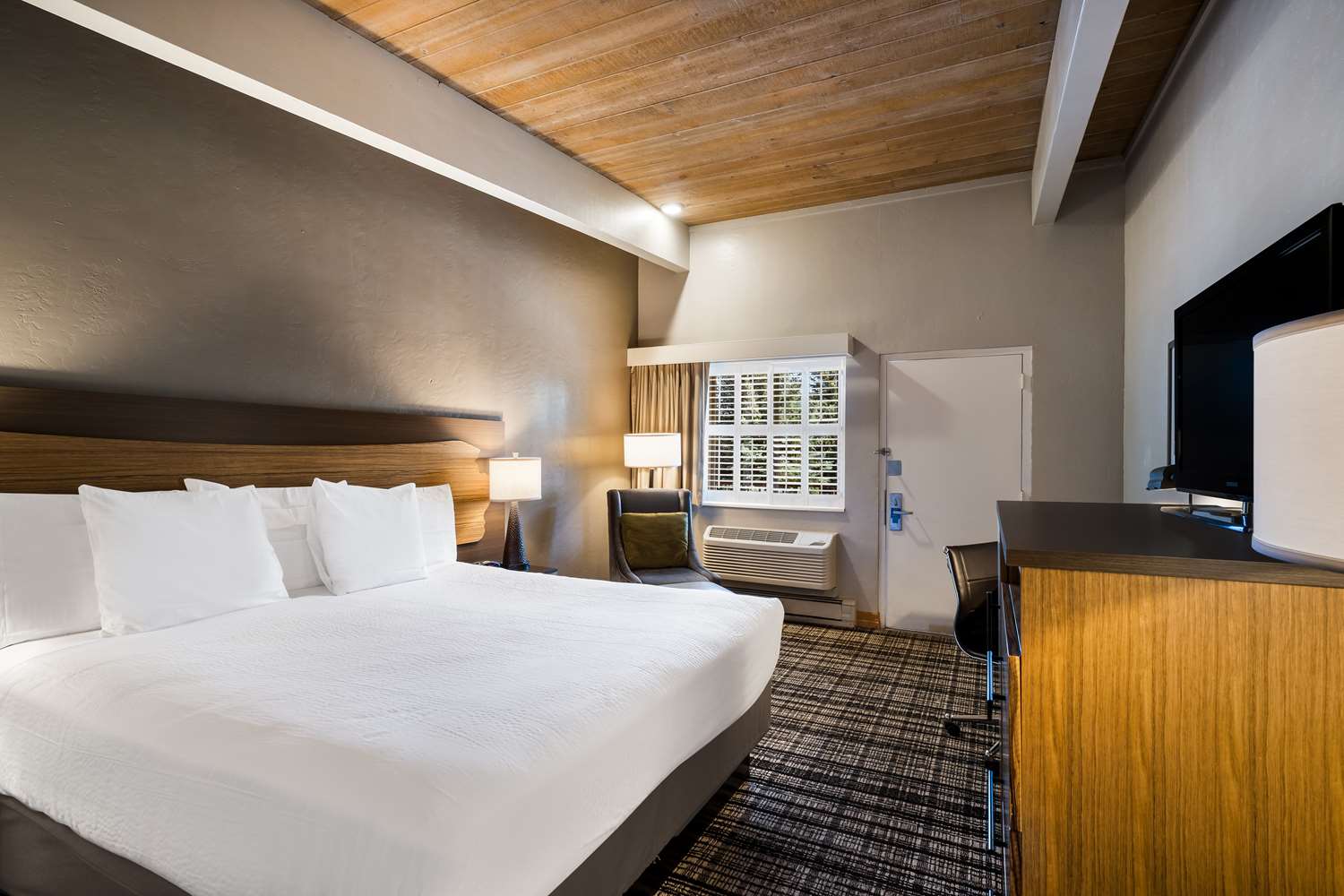 Room, King Bed, 2 Bathrooms, Accessible