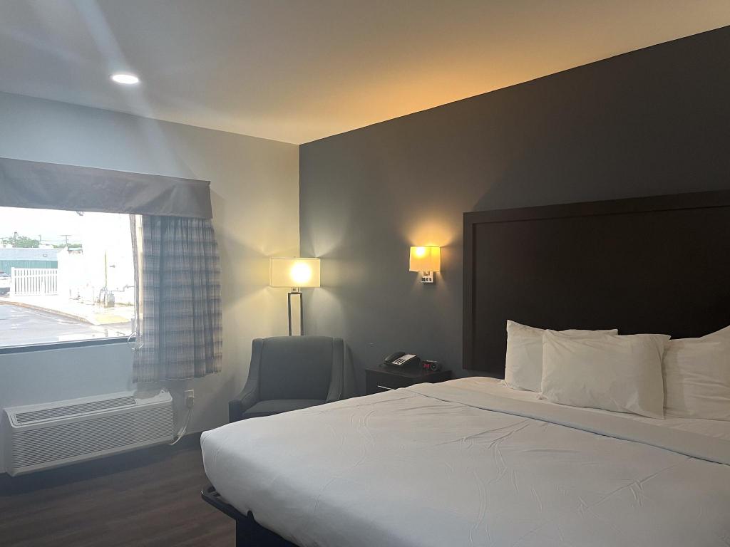 1 Full Bed - Non-Smoking, Kitchen