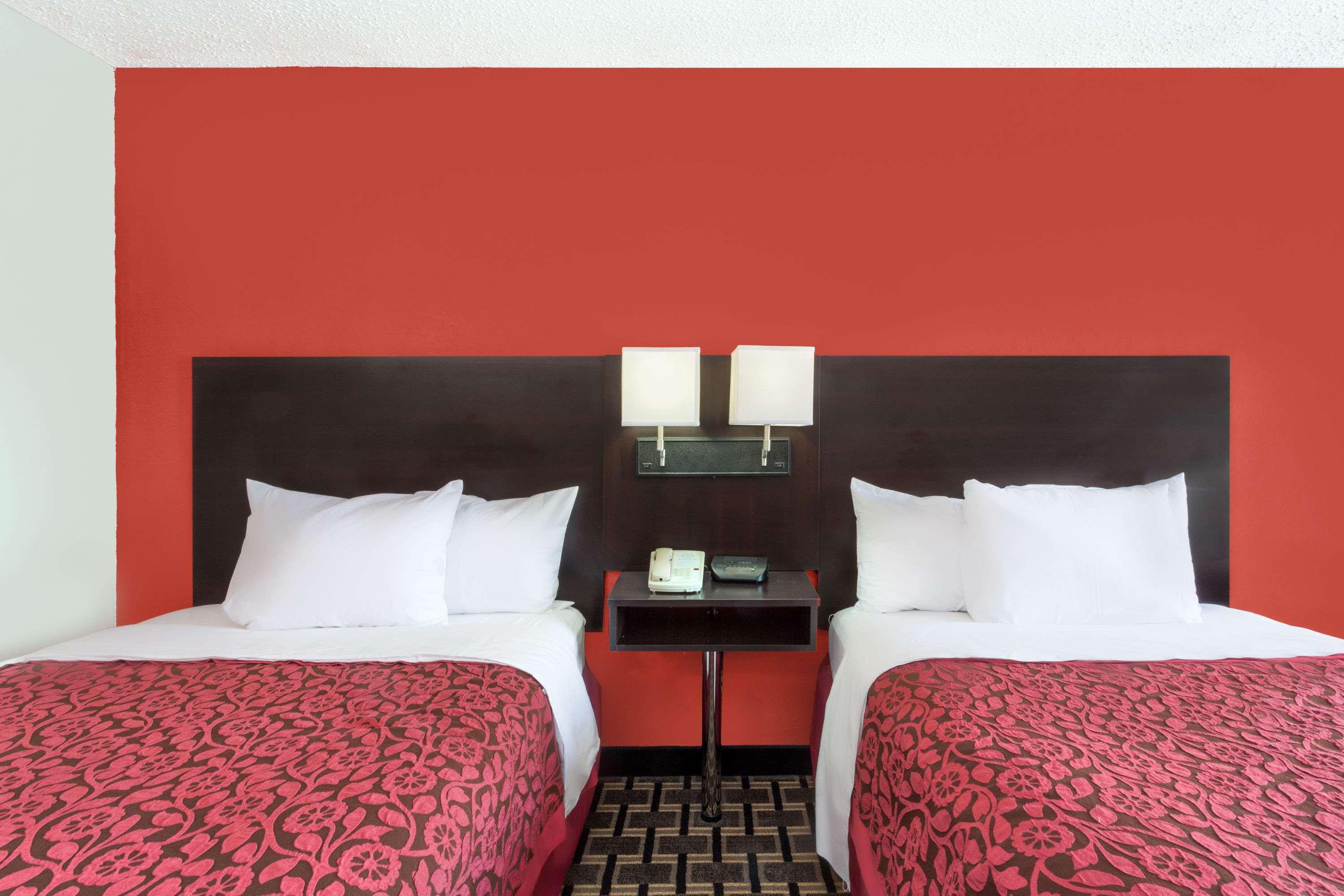 Days Inn By Wyndham Cullman 18/26