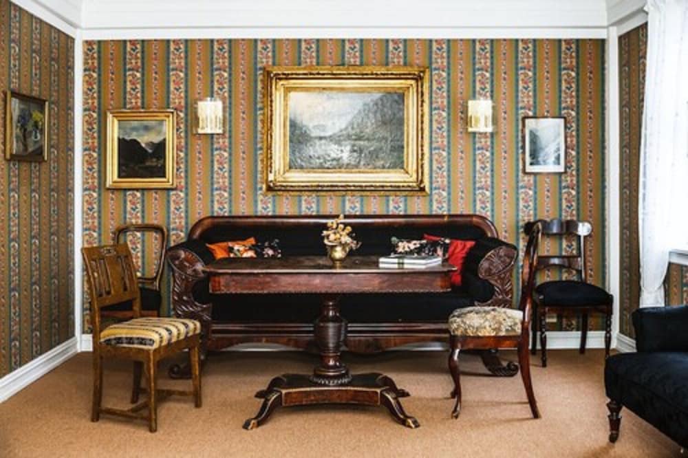 Lindstrom Hotel 8/46