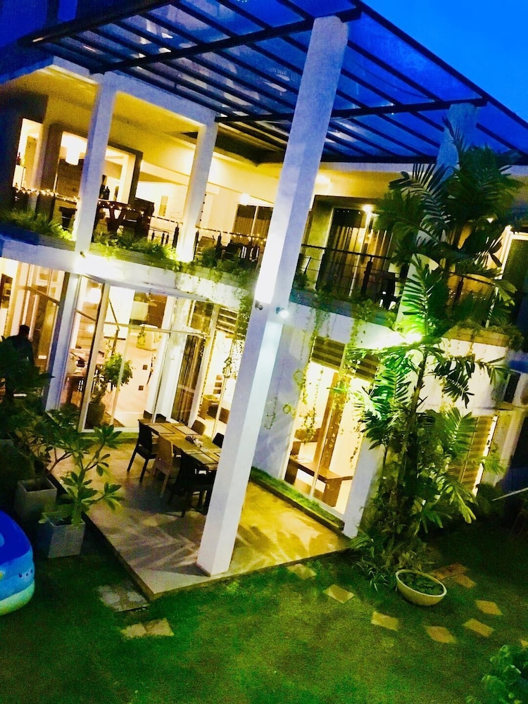 8 Plus Motels 7/70