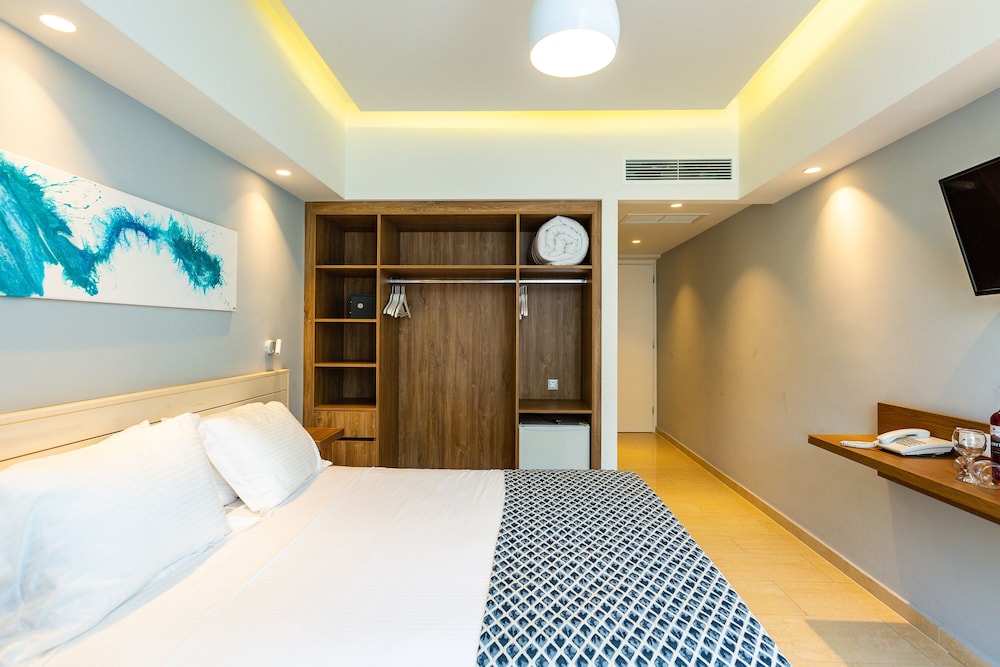 ROOM, SINGLE