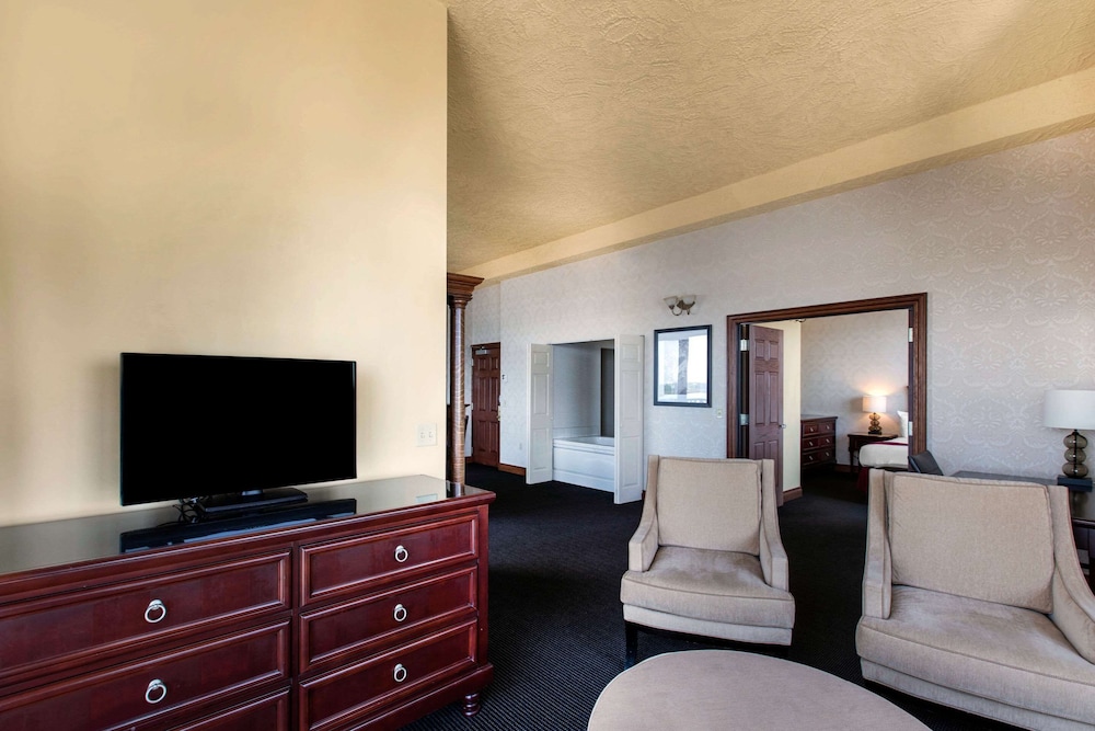 Shoreline Inn Conference Center Ascend Hotel Collection 7/45