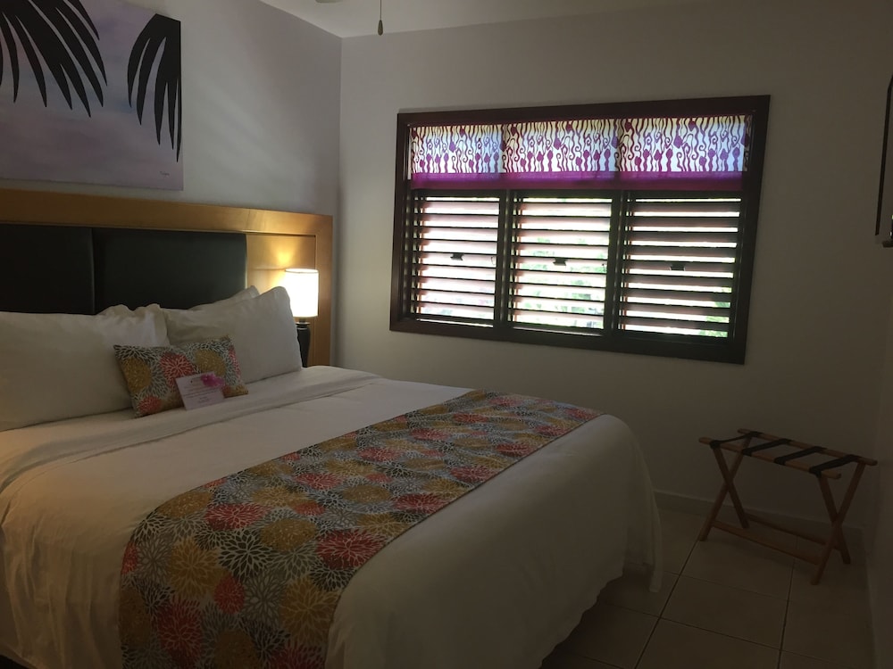 SUITE, KING BED, POOL VIEW, SOFA