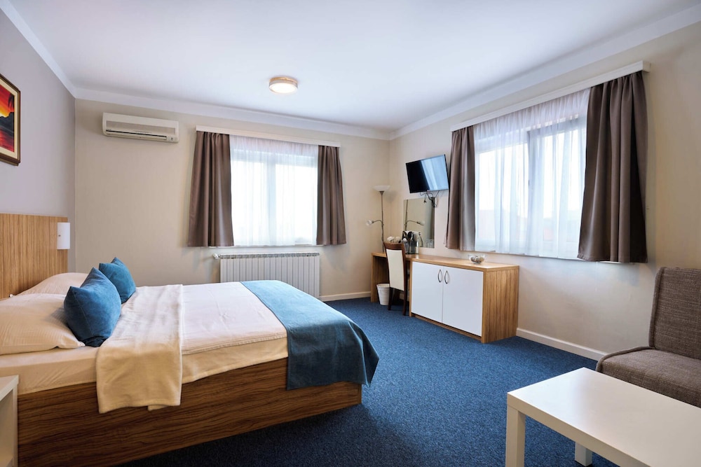 1 BEDROOM, COMFORT, DOUBLE OR TWIN BED