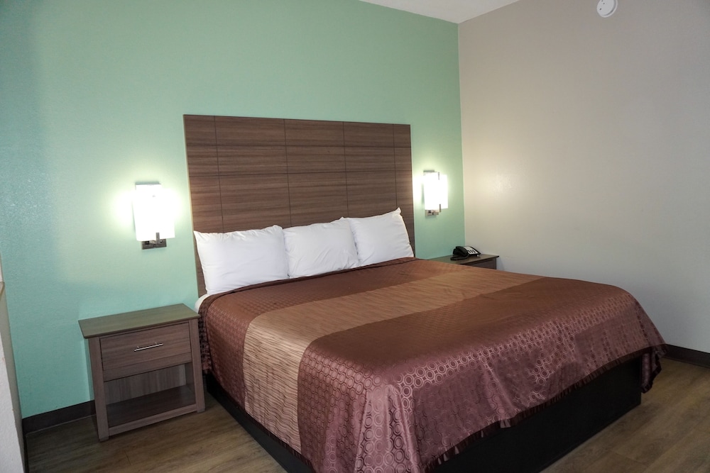 SUITE, KING BED, JETTED TUB