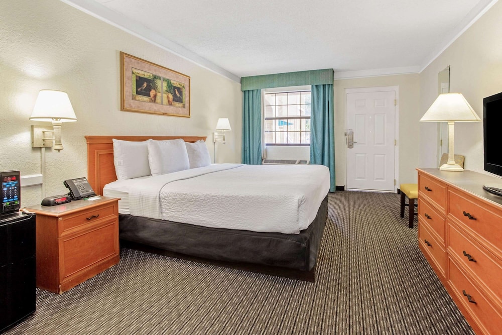 La Quinta Inn by Wyndham Tampa Bay Pinellas Park Clearwater 23/56