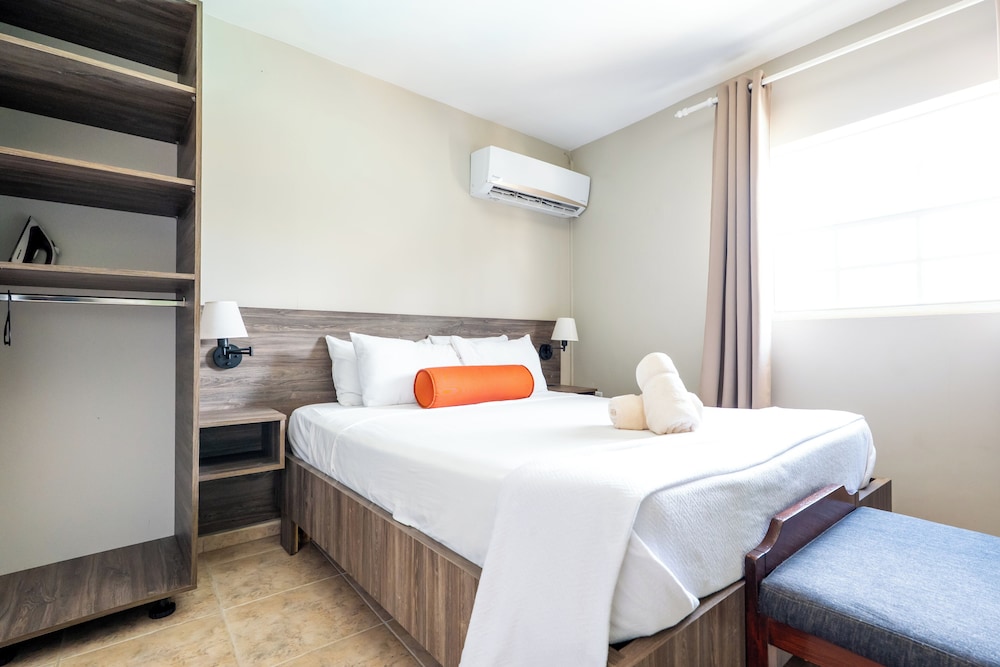 شقة ديلوكس بسريرين كوين بإطلالة على المسبح بغرفتي نوم، Delynne Boutique Hotel 3/7