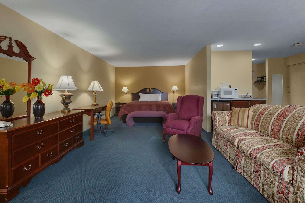 Super 8 by Wyndham Harrison OH 28/37