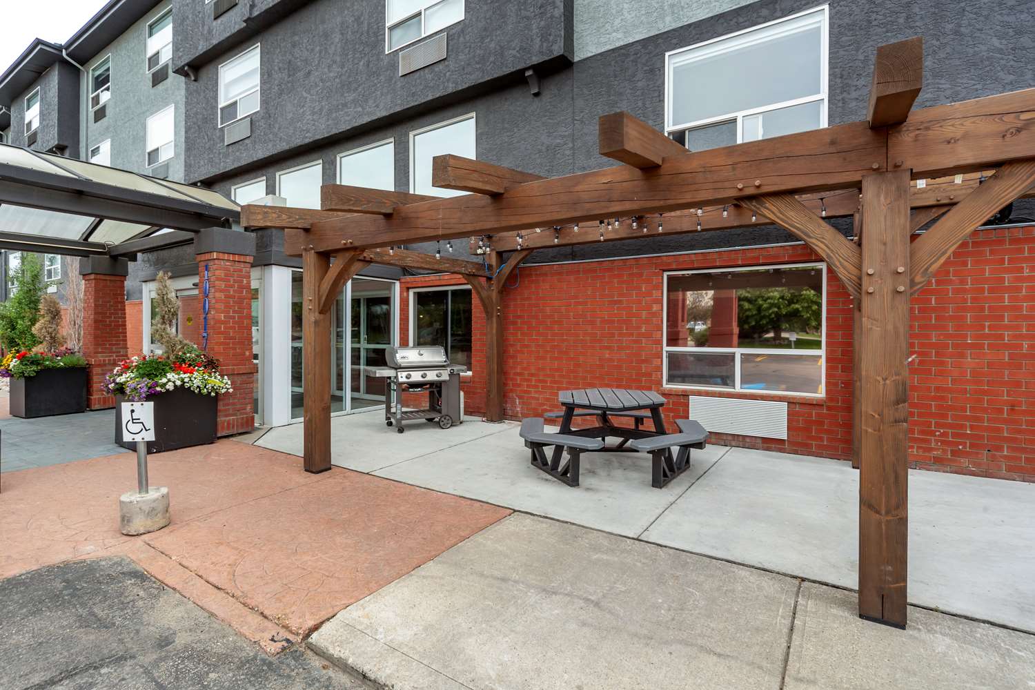 Best Western Plus West Edmonton 74/77