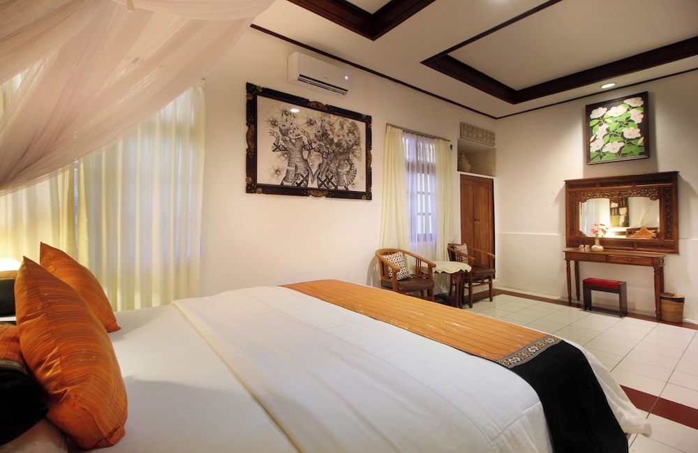 3 BEDROOMS, SUITE, 3 QUEEN BEDS, KITCHENETTE