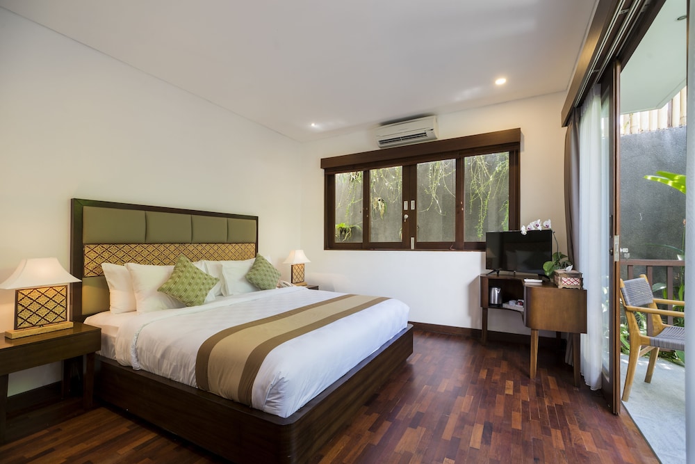DELUXE, DOUBLE OR TWIN BED
