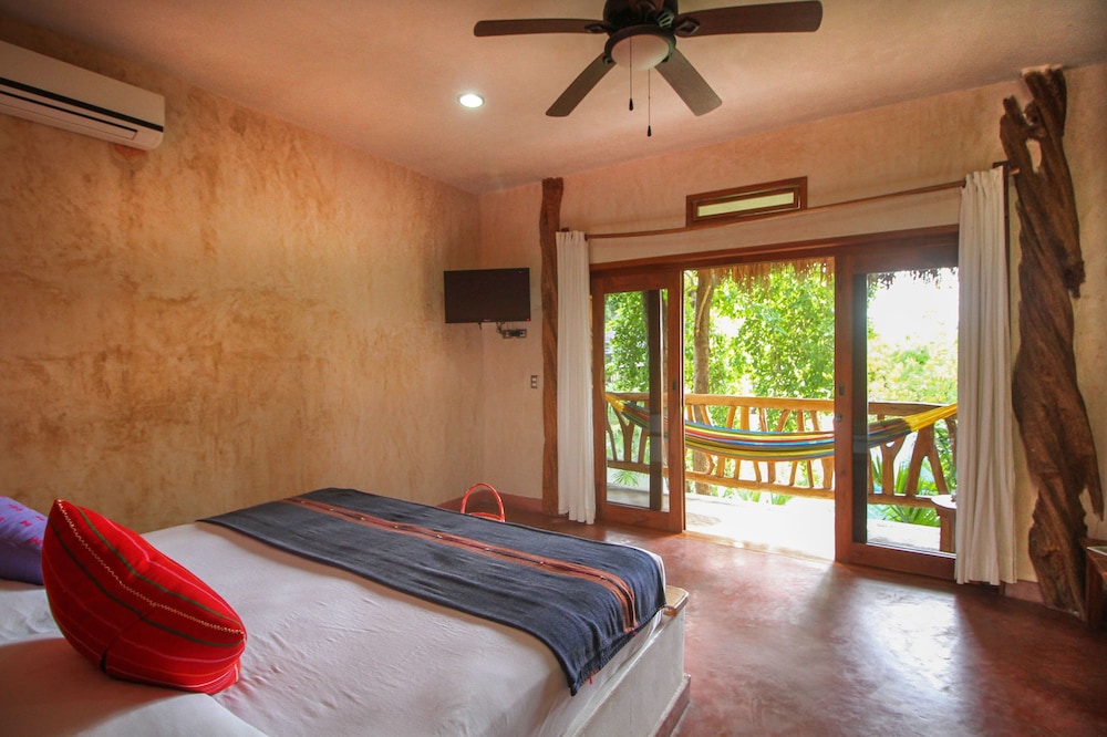 ROOM, KING BED, GARDEN VIEW, PRIVATE BATHROOM, BALCONY