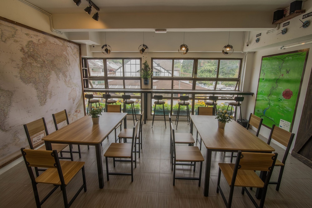 Traveller Bunker Hostel 40/45