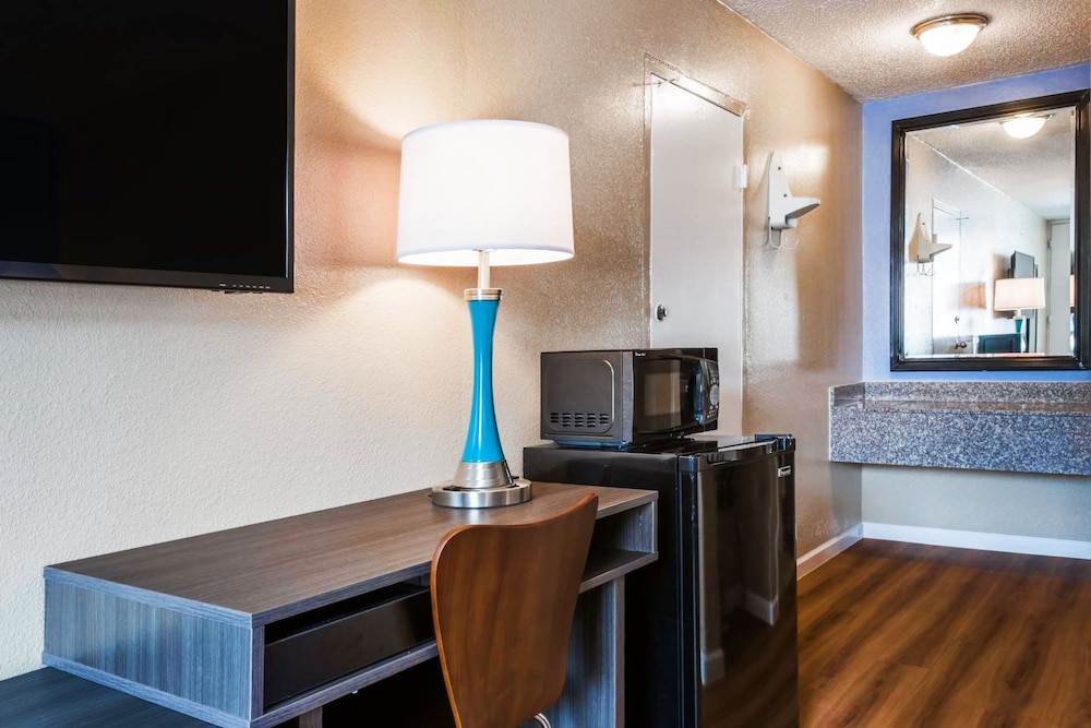 Super 8 by Wyndham Hardeeville/Savannah North 21/24
