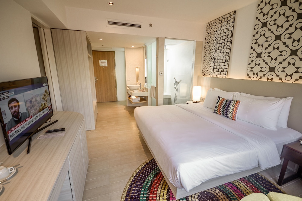 DELUXE, KING BED