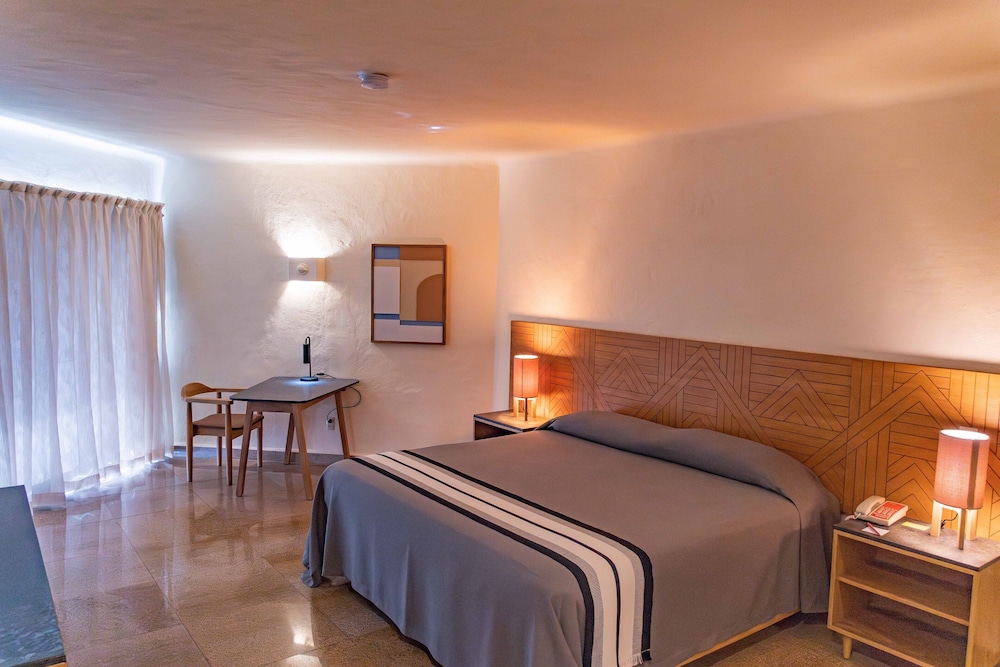 Deluxe, 2 Queen Beds, Partial Bay View