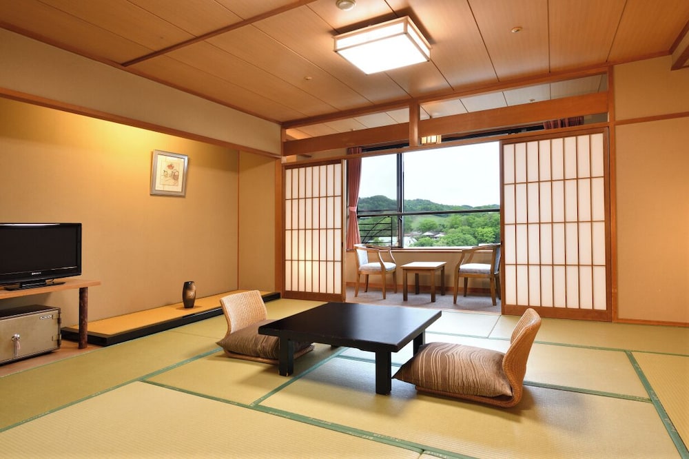 Japanese, Standard, 5 Futon Beds, No Bathroom