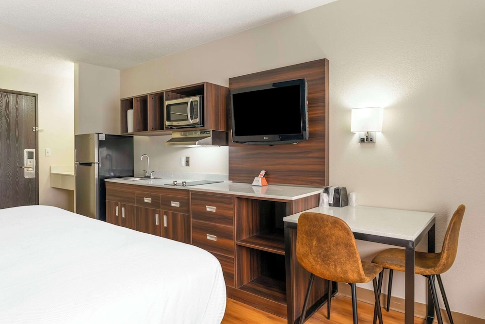 Efficiency, King Bed, Accessible، Suburban Studios LaVale-Cumberland 3/4