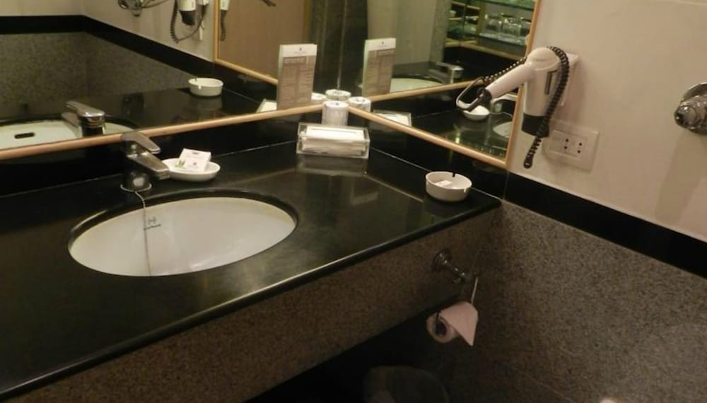 Fariyas Hotel Mumbai 48/50