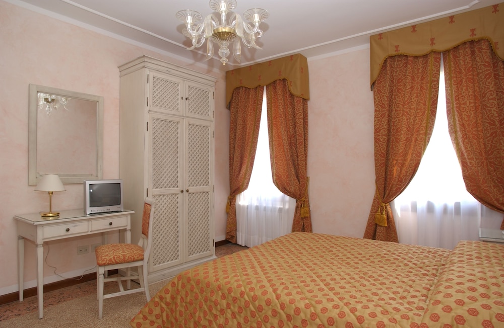 ROOM, TRIPLE, 1 QUEEN AND 1 SINGLE BED