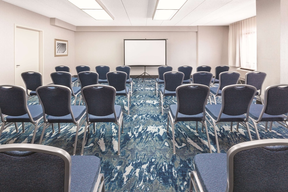 La Quinta Inn & Suites by Wyndham Philadelphia Airport 43/49