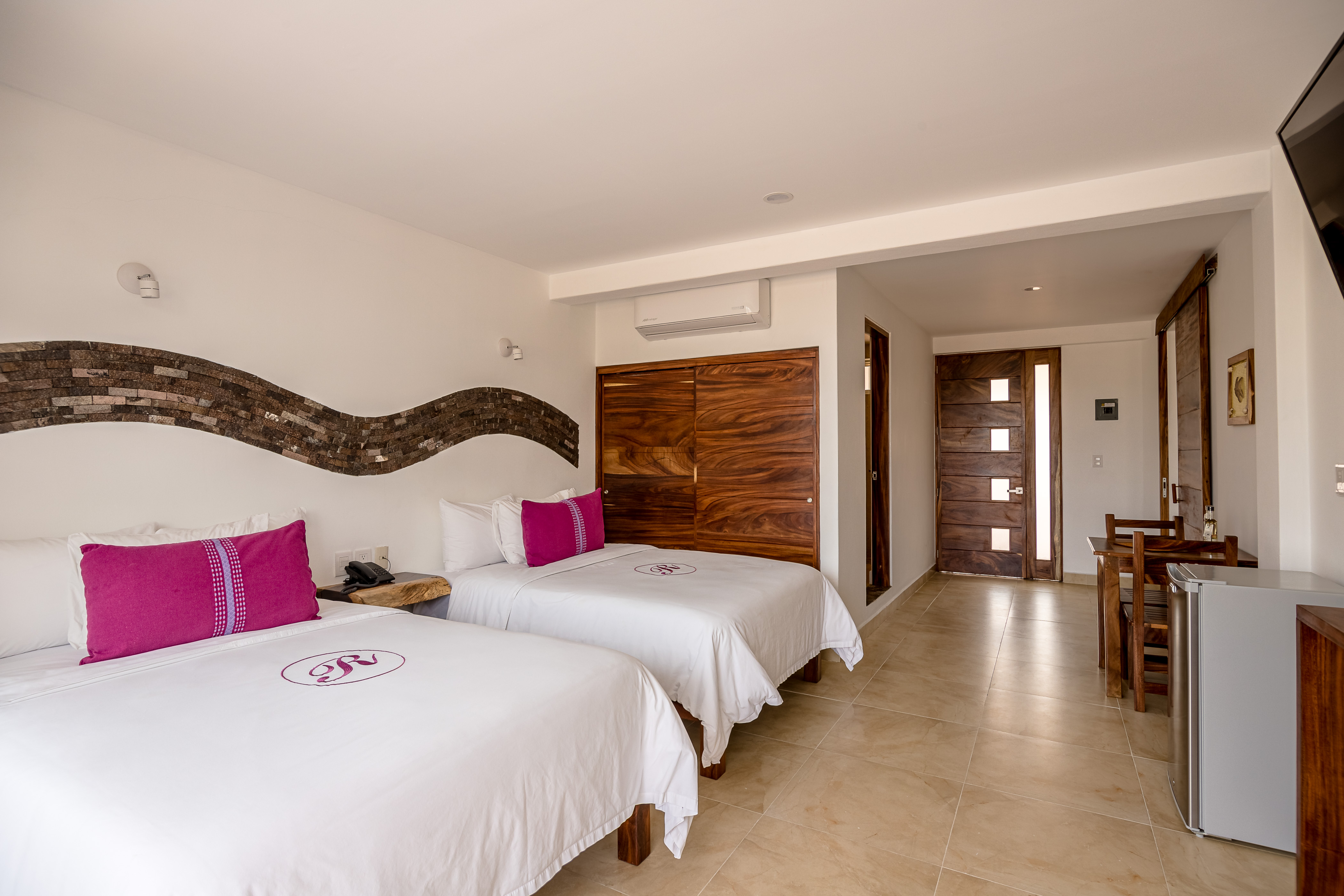 Deluxe, Partial Sea View