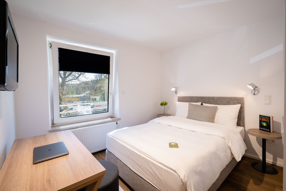 ROOM, DOUBLE BED
