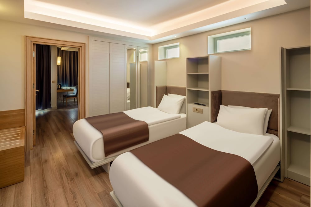 DELUXE FAMILY ROOM