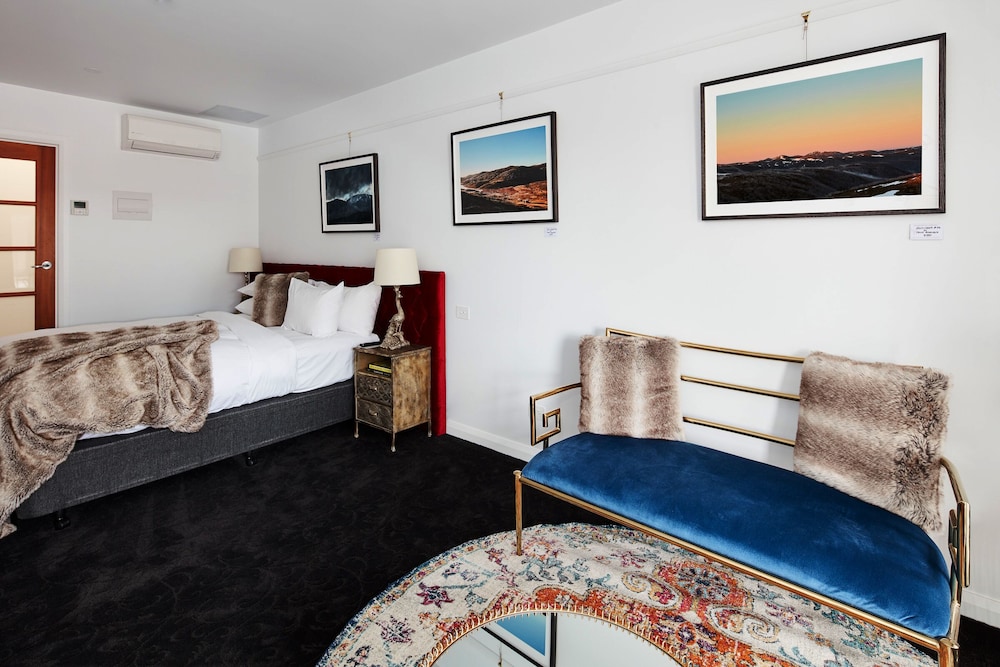 Farmers Arms Art Motel 11/44