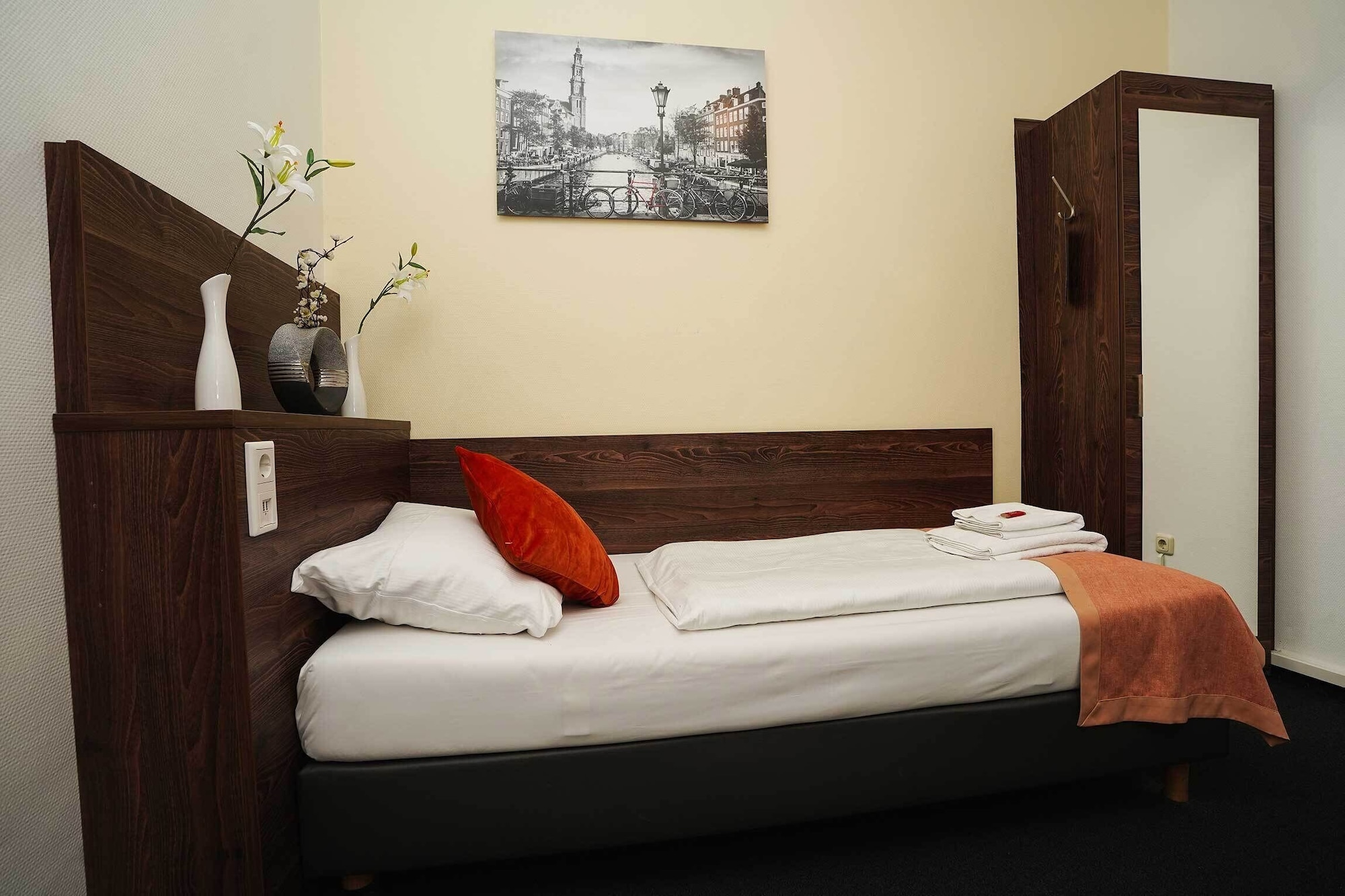 ROOM, SINGLE