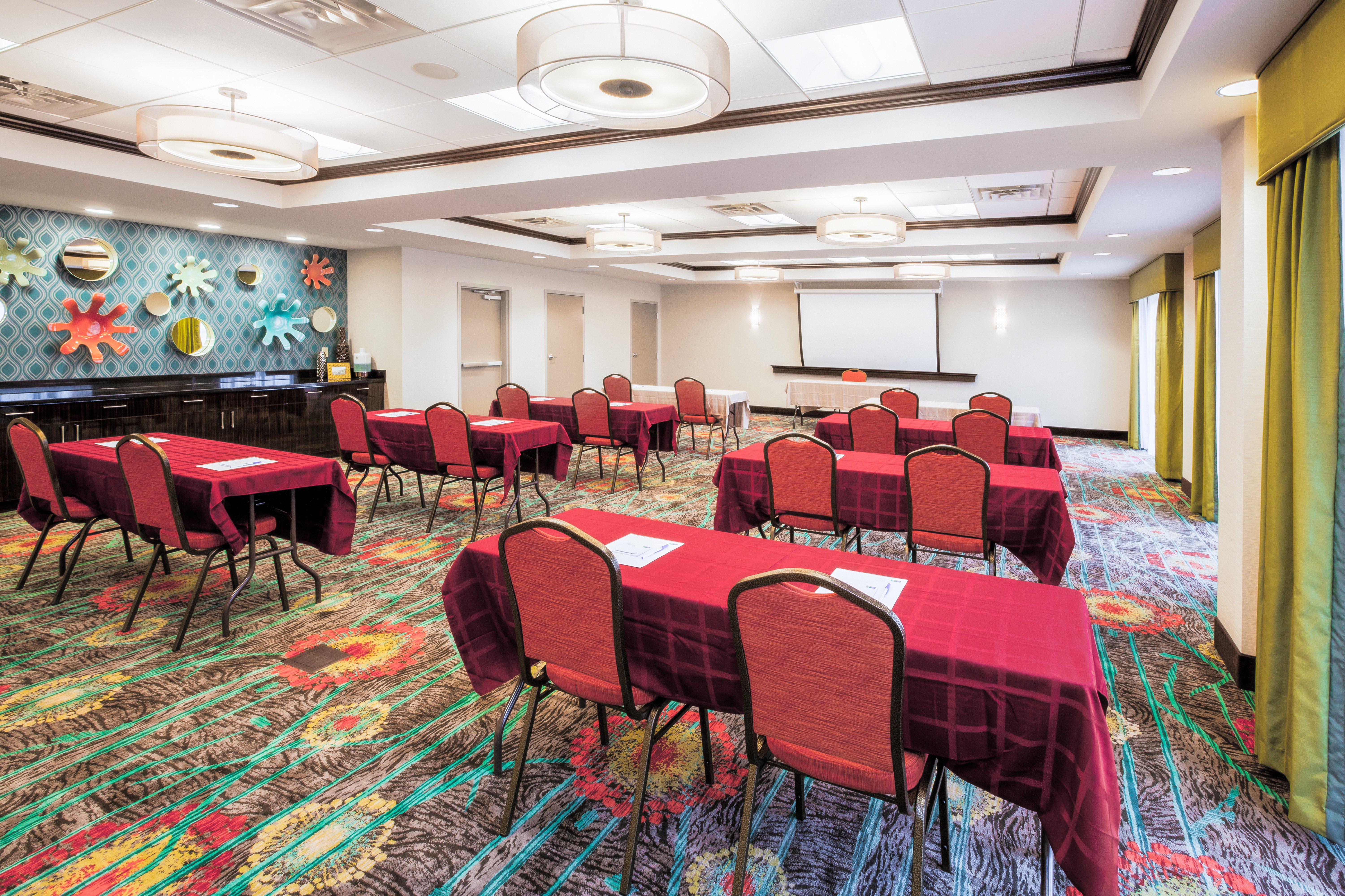 Holiday Inn Express Suites Eureka 47/56