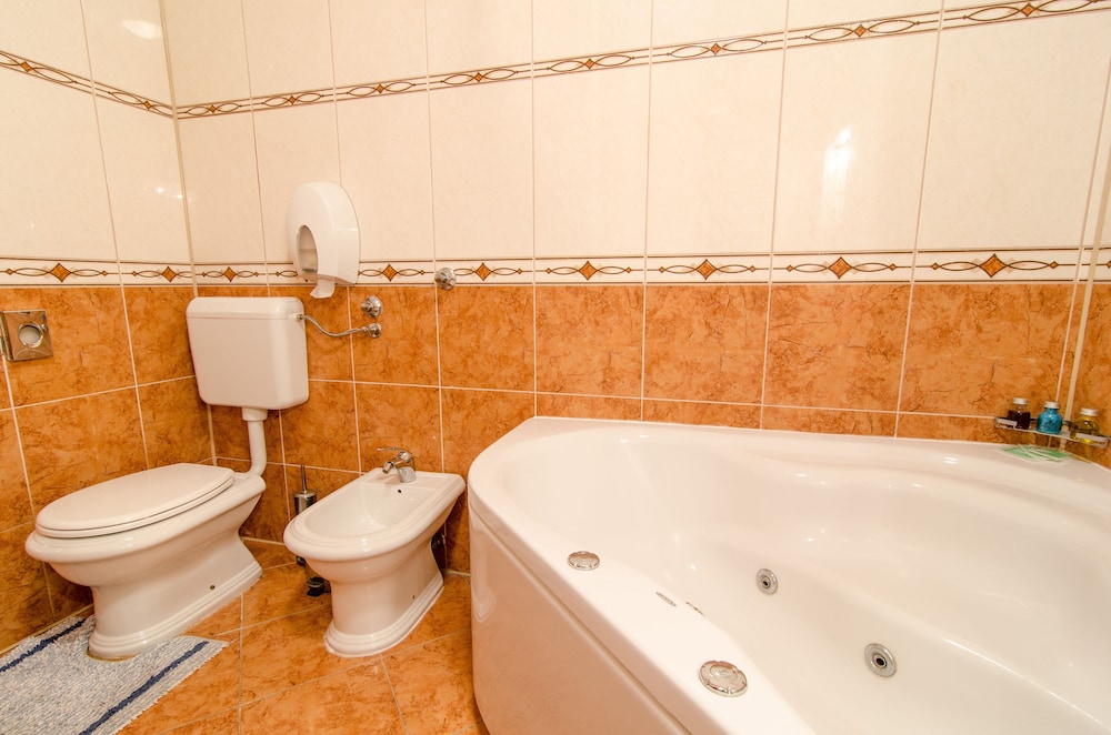 شقة ديلوكس بسريرين كوين بغرفتي نوم مع أريكة بمطبخ، Dubrovnik Hotel 10/10
