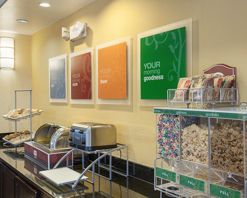Comfort Suites Medical Center Near Six Flags 30/44