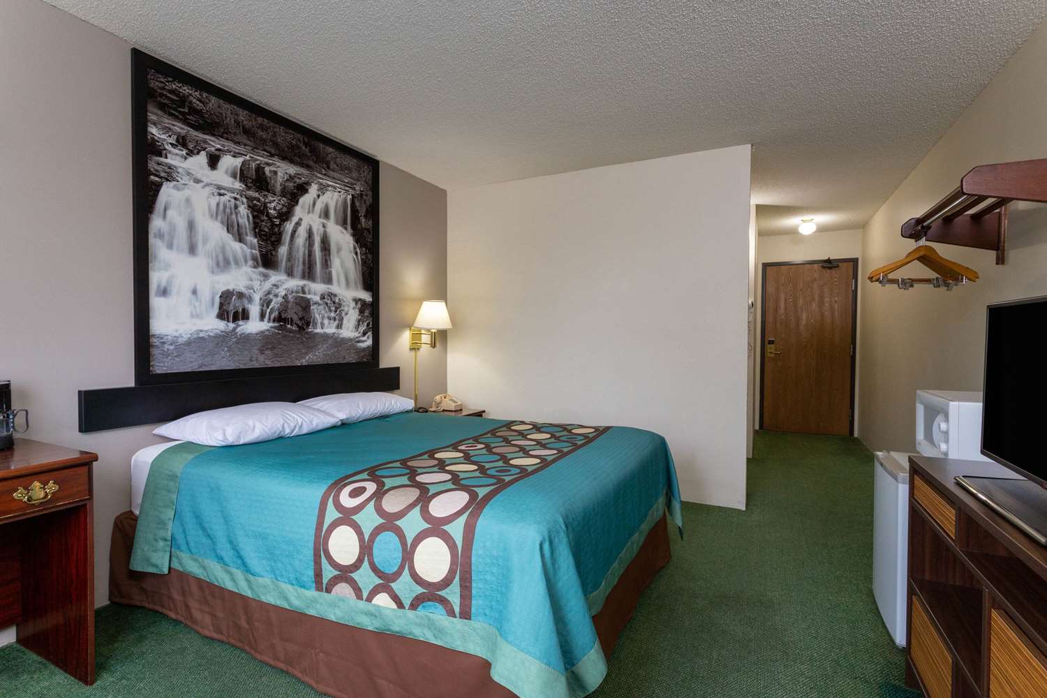 Super 8 by Wyndham Reedsburg 12/36