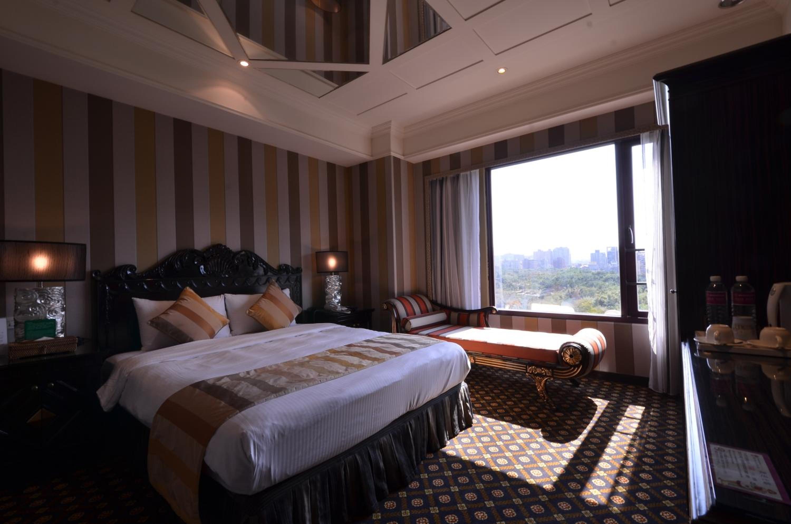 Standard, Queen Bed