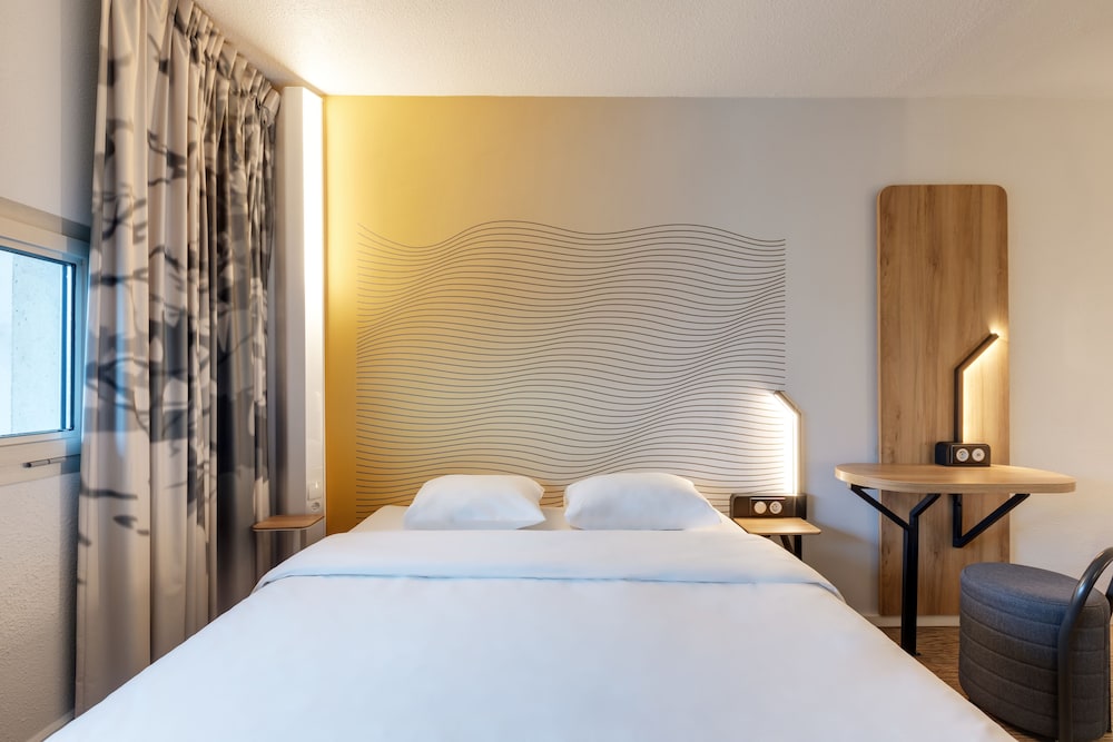 ROOM, DOUBLE BED