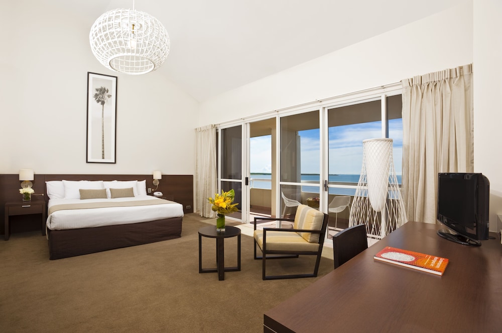 Cairns Harbourside Hotel 46/60