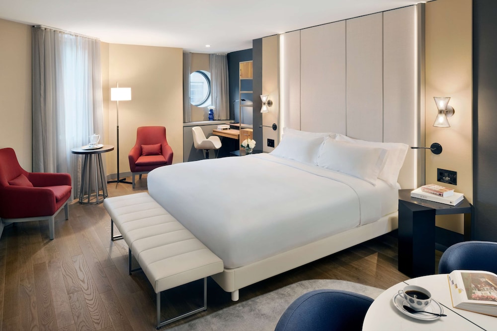 TOWER, SUITE, KING BED