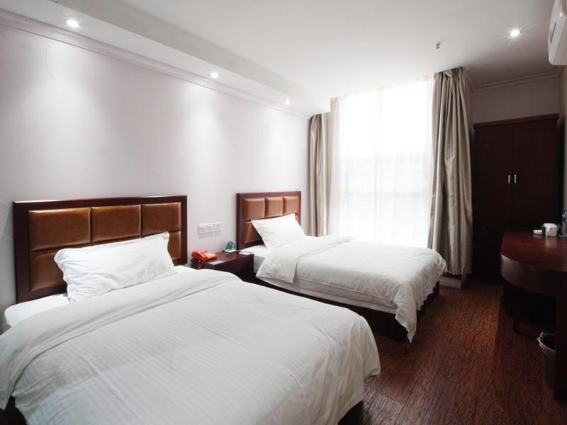 Room, Twin Beds, No Window