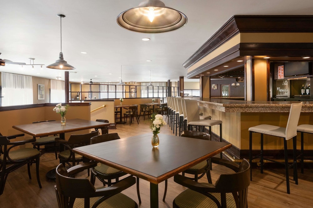 Days Inn by Wyndham Renfrew Conference Centre 14/27