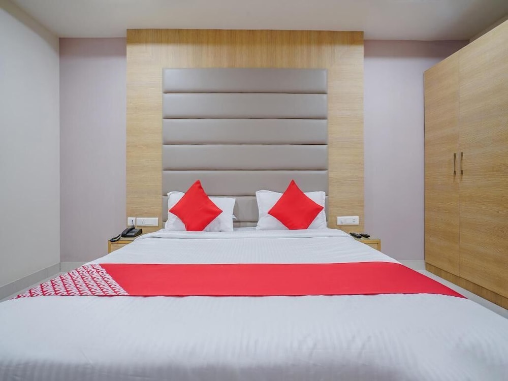 Oyo 14745 Veeraj Suites 8/50