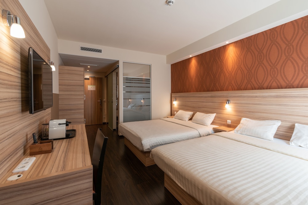 FAMILY, DOUBLE BED