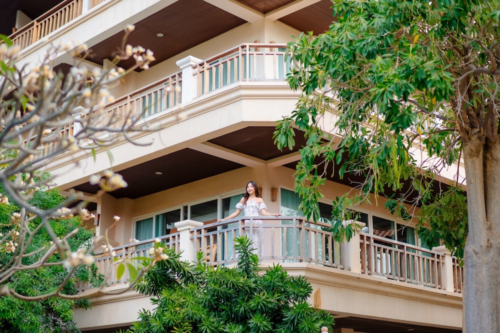 Avalon Beach Resort 8/74