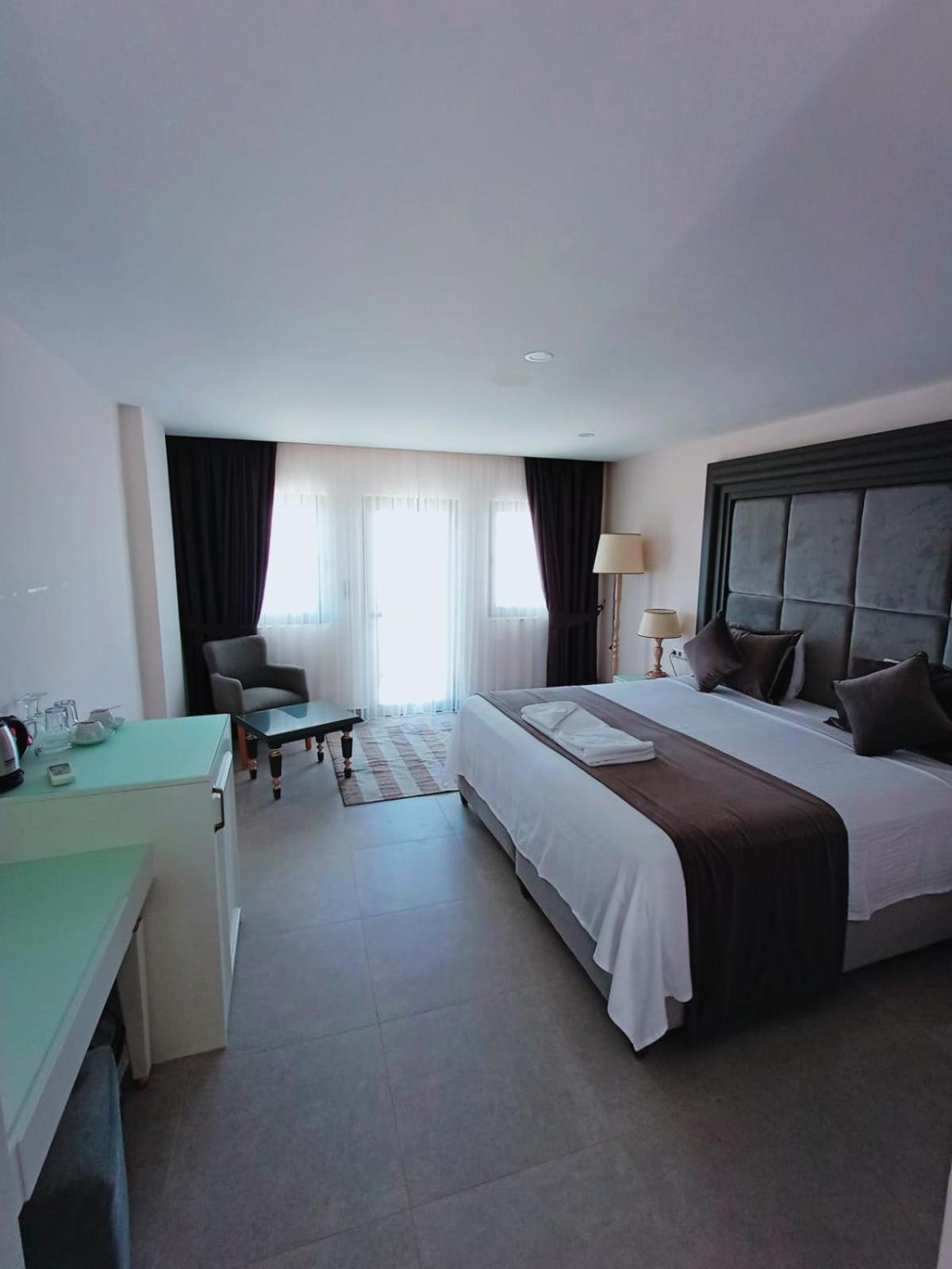 غرفة بسرير كينج بإطلالة على البحر، Mediteran Hotel 5/10
