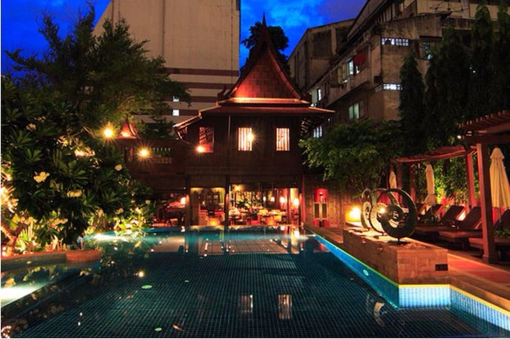 Rose Hotel 49/50